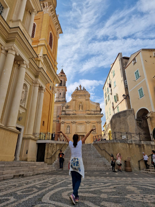 Menton šarene fasade i pogled na more na Azurnoj obali